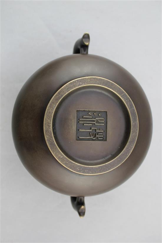 A large Chinese bronze baluster censer, Gui, 21cm. across, 10.5cm.